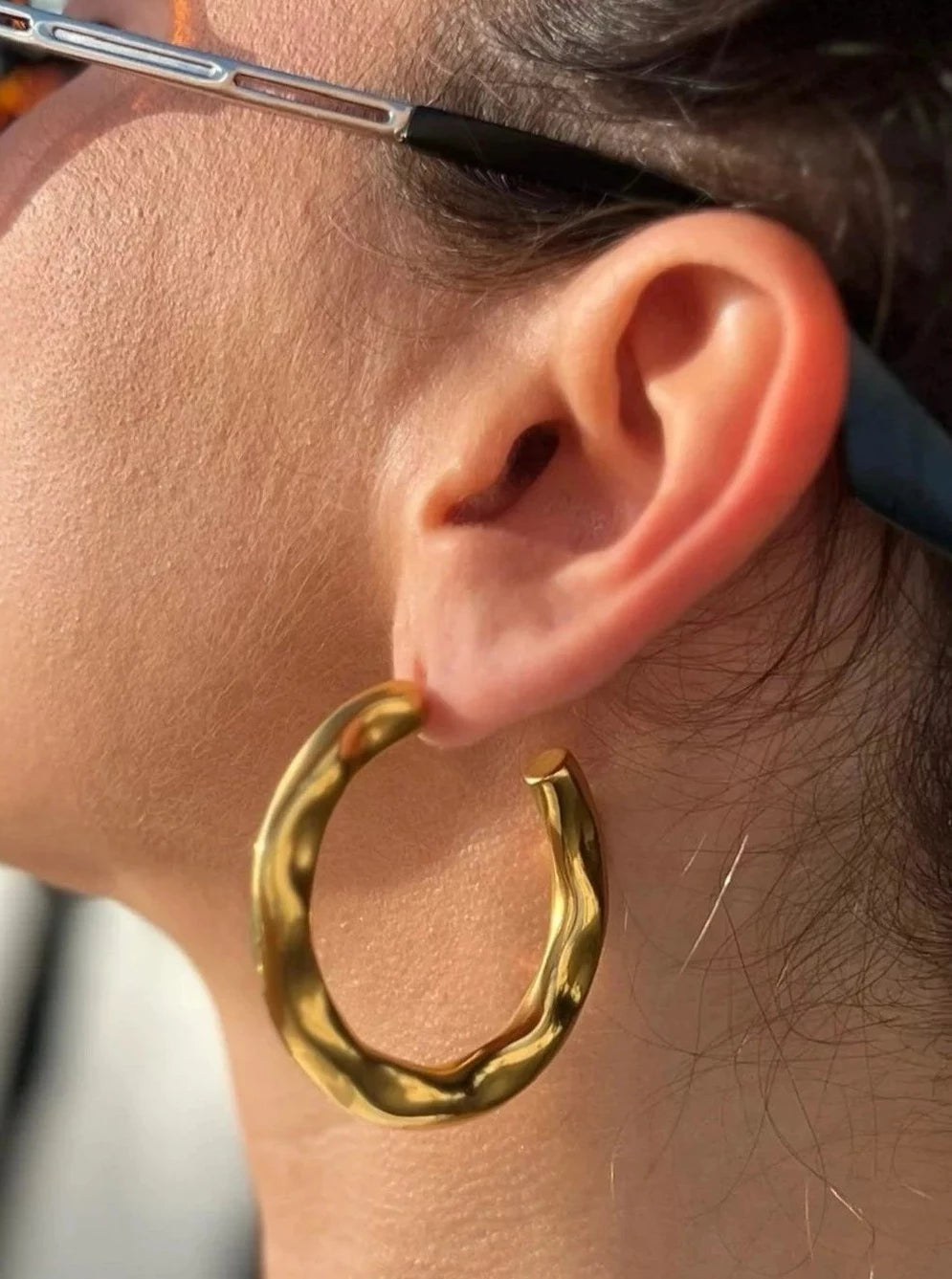 ettika earrings Astrid Hammered Hoop // EARRING